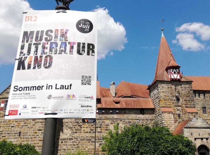 Beim „Sommer in Lauf“ – hier ein Plakat vor der Laufer Wenzelburg – gibt es ab Freitag wieder Lesungen, Musik, Fillme und mehr.