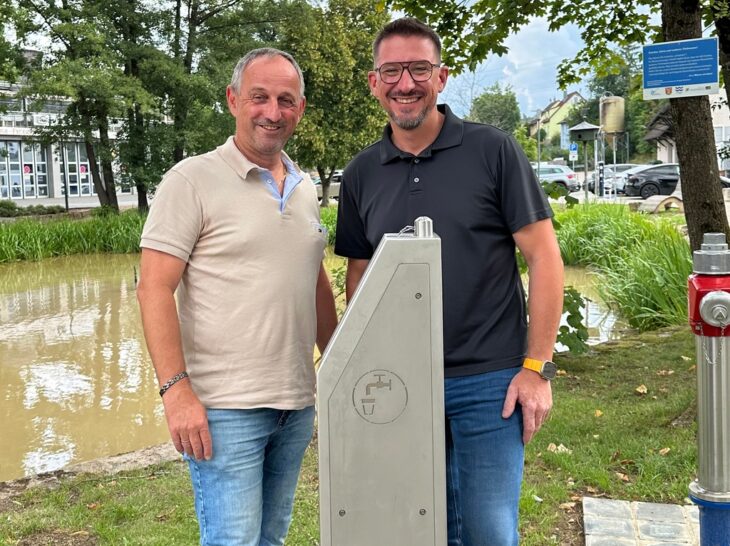 Bürgermeister Michael Schmidt und sein Stellvertreter Andreas Gleich am neuesten Trinkbrunnen der Gemeinde.