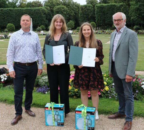Hans Hauf vom Verband Garten-, Landschafts- und Sportplatzbau Bayern zeichnet Hanna Dornheim und die Lauferin Leonie Zagel für ihre Leistungen aus. VGL-Bayern-Präsident Dietmar Lindner gratuliert dazu (von links).