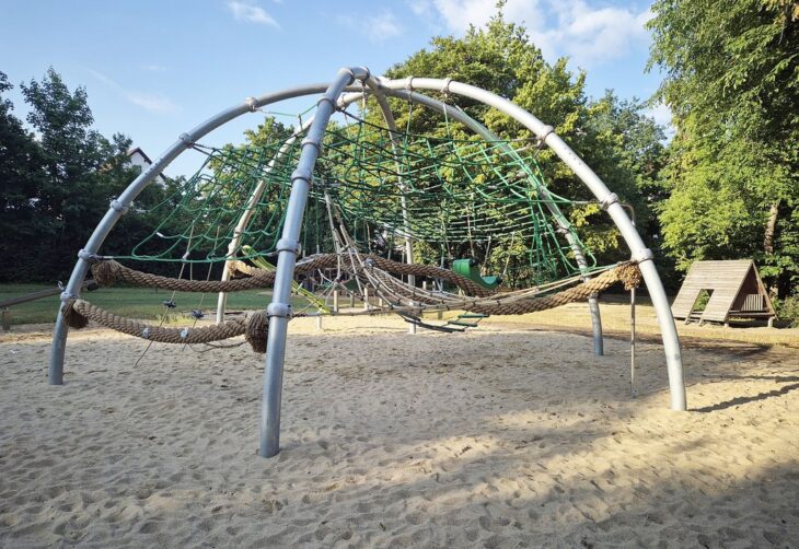Motorik und Koordination können Kinder am neuen Spielgerät in der Schwabacher Straße verbessern.