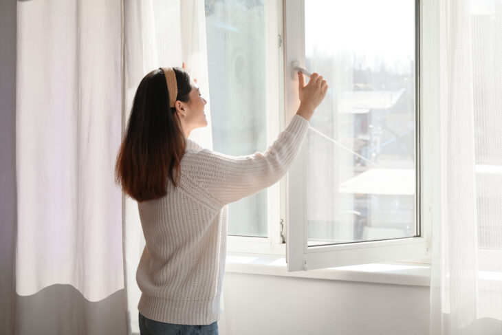 Richtiges Lüften: Am besten früh am Morgen oder spät abends, wenn die Außentemperatur am niedrigsten ist.
