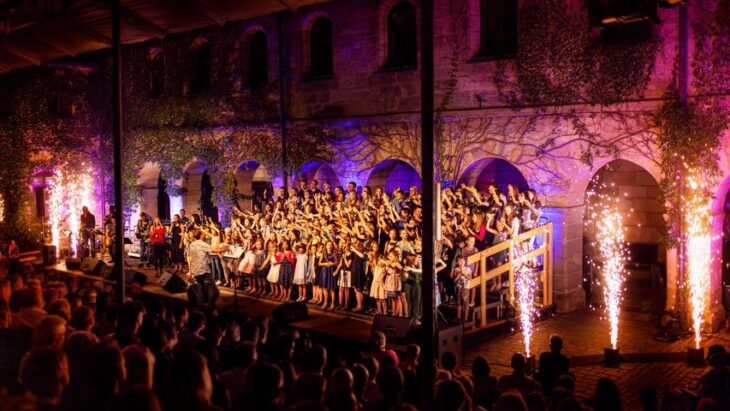 Die städtische Musikschule Altdorf präsentiert bei Rock und Pop 2025 unter der Leitung von Roland Dannich Songs von Taylor Swift, Linkin Park, Robbie Williams, Kraftklub, Coldplay und vielen mehr.