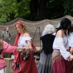 Das „Fahrende Volk“ präsentiert den Gästen Musik und Tanz.