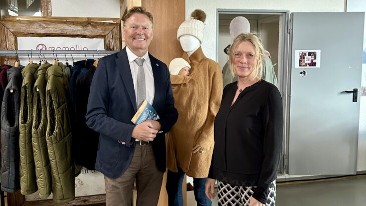 Vicki Marx stellte Norbert Dünkel auch die Produkte von Mamalila vor. Nachhaltige und multifunktionale Outdoor- und Tragejacken für Eltern zeichnet das Unternehmen in Ludersheim aus.