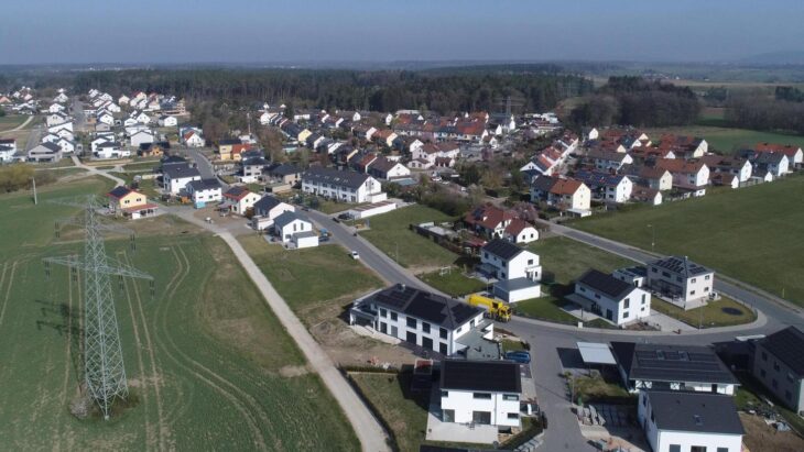 Das Baugebiet Bayernstraße in Ezelsdorf aus der Luft.