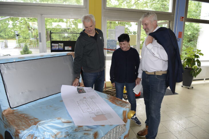 Das Foto zeigt Johannes Fürst, der beim Laufer Bauamt für die Sanierung der Heuchlinger Schule zuständig ist, mit Schulleiterin Ulrike Kohlitz und Bürgermeister Thomas Lang.