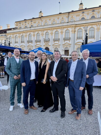 Das Bild zeigt Maurizio Schneider, Felix Locke, Andreas Ellner, Jana Locke, Andreas Funk, Adalbert Loschge und Jochen Lang (v. links) beim Sommerempfang des Landtags.