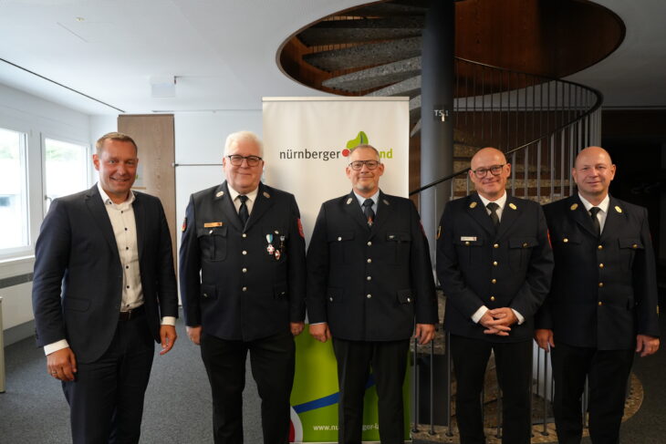 Landrat Armin Kroder, Kreisbrandmeister Peter Kölbl, Kreisbrandmeister Jens Dinstühler, Kreisbrandrat Holger Herrmann und Kreisbrandinspektor Bernd Haslinger (von links).