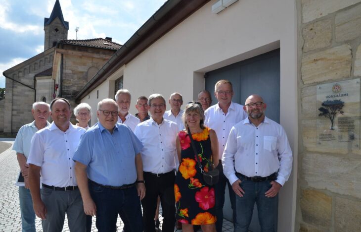 Dankeschön sagten Hersbrucks Bürgermeister Robert Ilg (vorne Mitte), sein Stellvertreter Peter Uschalt (Zweiter v. rechts) und die Vorsitzenden der Stadtratsfraktionen den Hersbrucker Lions um ihren amtierenden Präsidenten Michael Obertshauser (rechts) für die Spende von 14 Eisenholzbäumen für den Alten Friedhof.