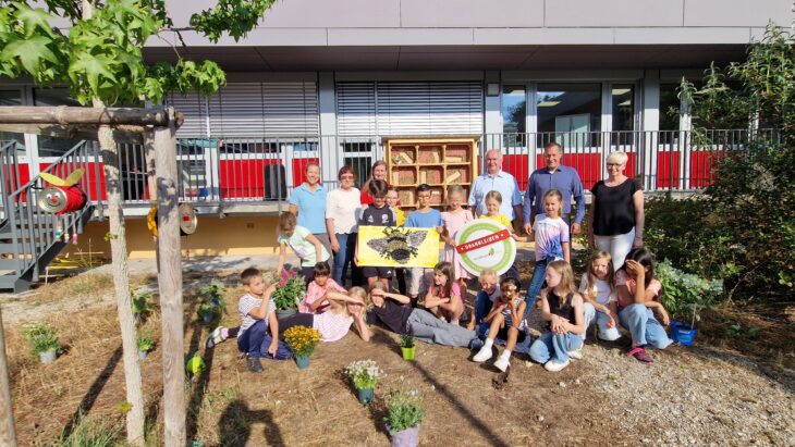 Von links: Katja Bölke vom Elternbeirat, Sabine Teibach, Direktorin der Grundschule, Nicole Müller, OGT Leitung und Projektleitung „Bienenhotel“, Bürgermeister Klaus Hacker, Landrat Armin Kroder, Doris Knoll, Kreisentwicklung/Bildungsregion Nürnberger Land.