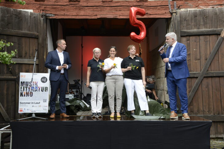 Landrat Armin Kroder (links) und Bürgermeister Lang (rechts) mit den Organisatorinnen Nicole Reit, Ina Gombert und Viola Gellings (Mitte, von links).