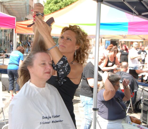 Mit dabei ist erneut Sonja Fischer, Friseur-Weltmeisterin aus Diepersdorf.