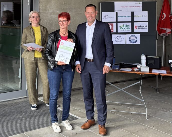 Von links: Radverkehrsbeauftragte Verena Loibl, Susanne Lohmann (Mittelschule Feucht) und Landrat Armin Kroder.