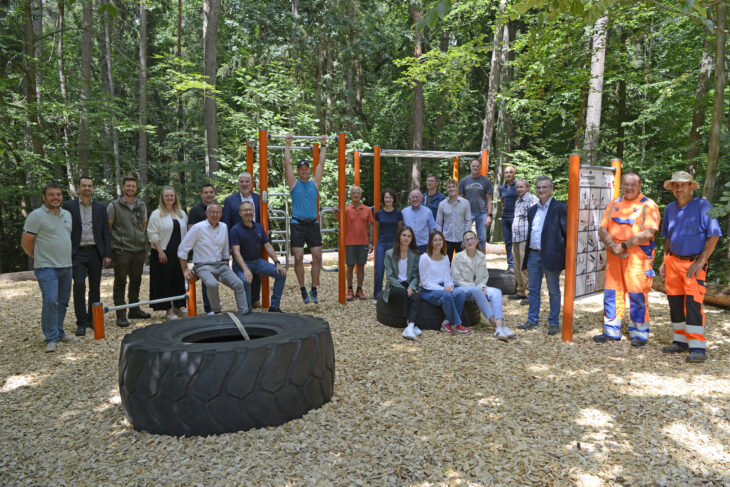 Für rund 28.000 Euro wurde der Park am Waldrand bei Lauf neu gestaltet