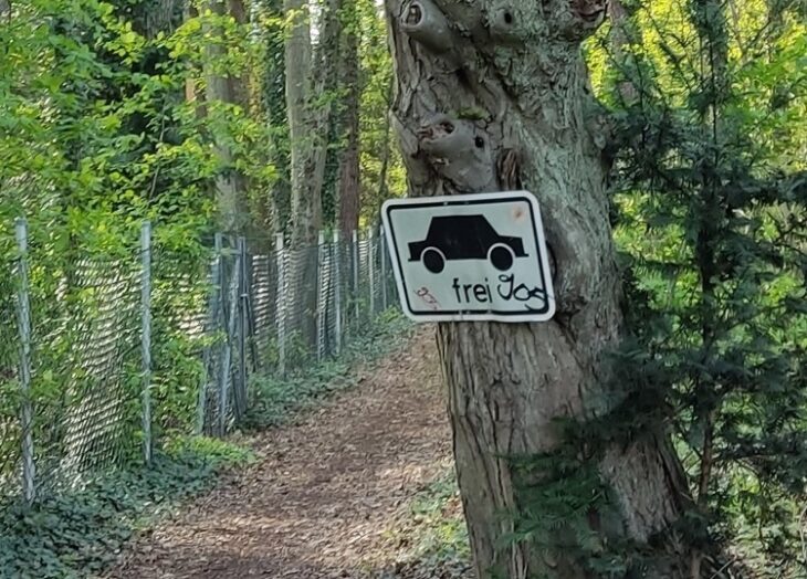 Für Radfahrer kann es gefährlich werden, wenn in einem engen Durchgang ein Pkw kreuzt.