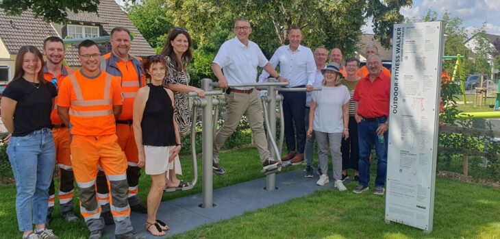 Landrat Armin Kroder (weißes Hemd, rechts) und Leinburgs Erster Bürgermeister Thomas Kraußer (weißes Hemd, links) probierten gleich mal die Fitness-Geräte auf dem neuen Mehrgenerationen-Spielplatz bei der offiziellen Eröffnung aus.