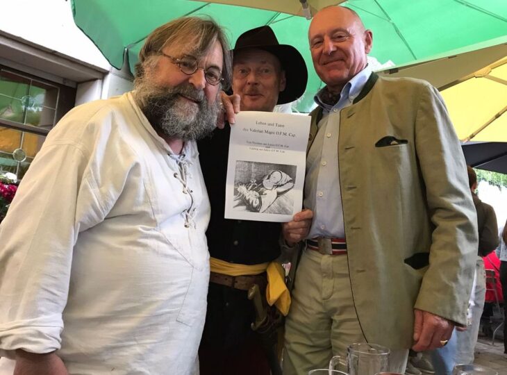 Ernst Bergmann (links) trifft Graf Michael von Magnis (rechts).