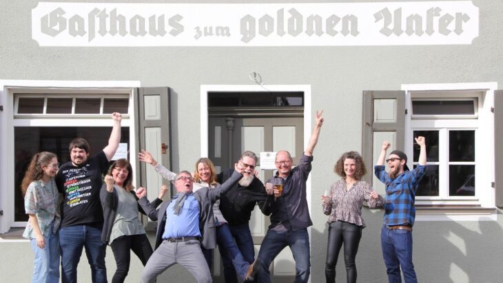Im März 2023 freuten sich die Eigentümer des Goldenen Ankers über die Eröffnung - jetzt wurden sie mit der Denkmalschutzmedaille ausgezeichnet.