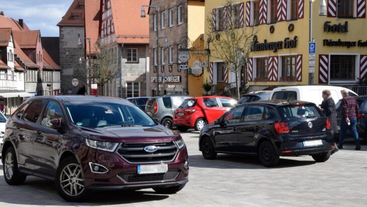 Am Altdorfer Marktplatz herrscht reger Durchgangsverkehr. Eine Nordtangente könnte für Entlastung sorgen. Der BI aber ist der versprochene Effekt zu gering.
