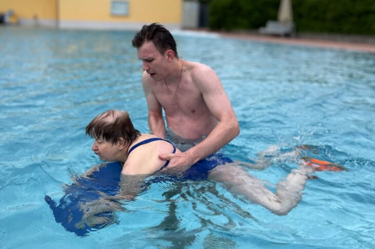 Bewohnerin Martina ist fest entschlossen, endlich richtig schwimmen zu lernen. Eine große Aufgabe für Schwimmcoach Rafael Fischer: „Wir üben jede Woche 20 Minuten und es geht jedes Mal ein bisschen mehr.“
