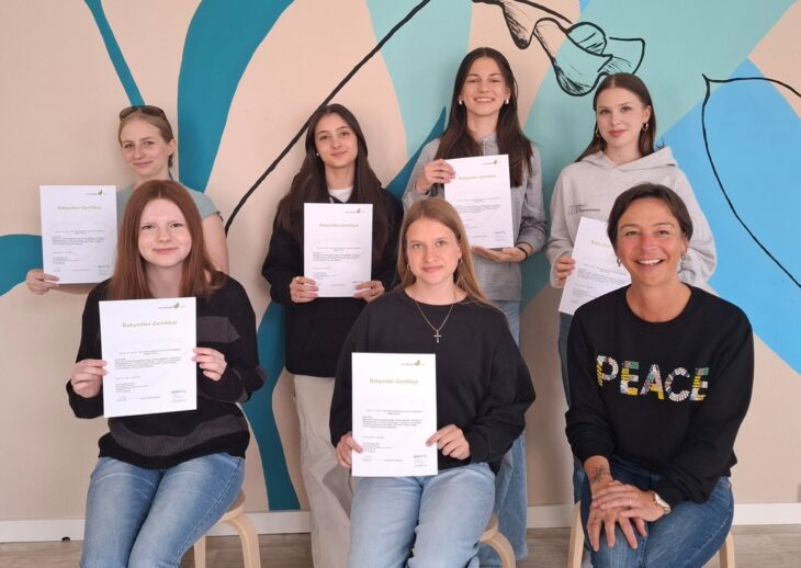 Frisch diplomiert und stolz drauf: die Absolventinnen des letzten Babysitter-Kurses bei Knirpse & Co. in Feucht.