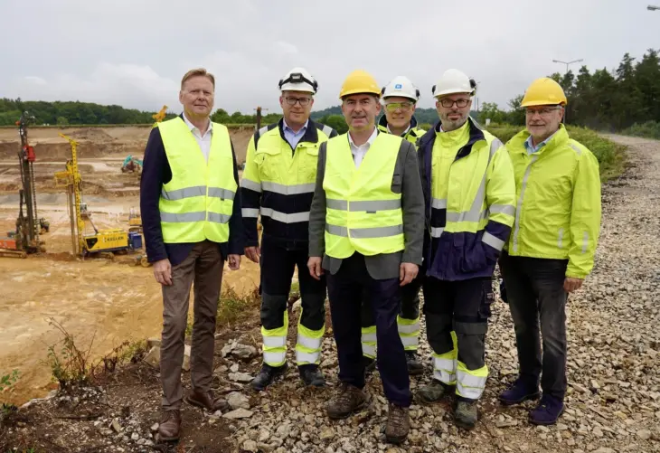 Wirtschaftsminister Hubert Aiwanger (Mitte) und MdL Norbert Dünkel (links) verschafften sich gemeinsam mit dem Projektteam von Uniper einen Eindruck von den Baufortschritten am Happurger Kraftwerk.