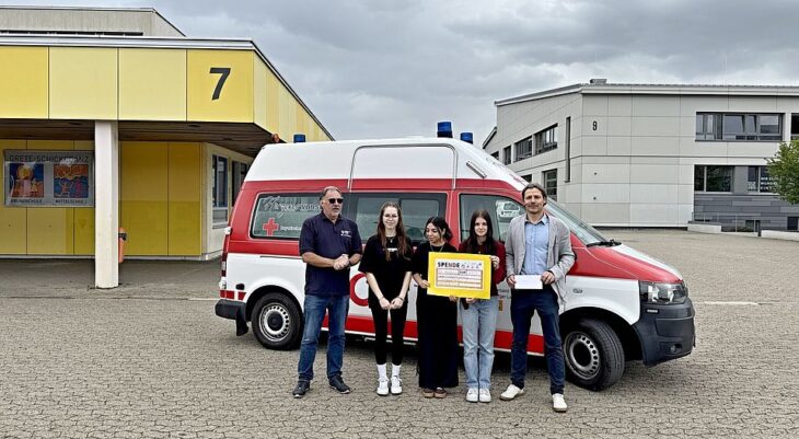 Ein Bild der Spendenübergabe.