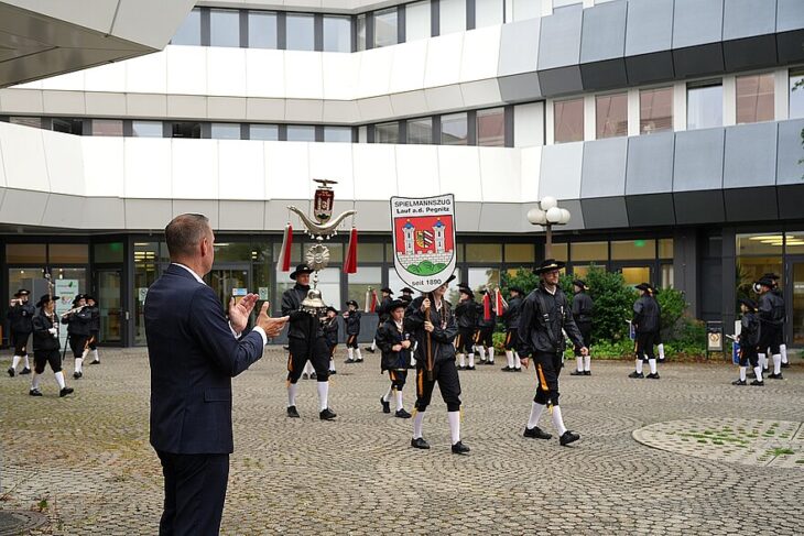 Der Morgengruß des Schülerspielmannszugs der Stadt Lauf für Landrat Armin Kroder (vorne) und die Mitarbeitenden des Landratsamts.
