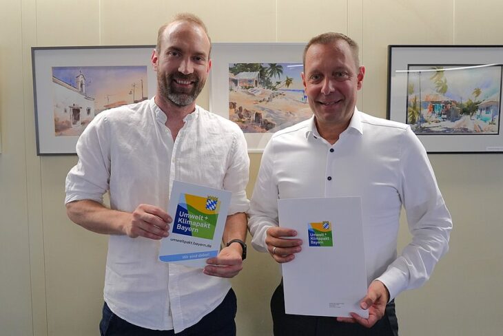 Landrat Armin Kroder (rechts) übergab stellvertretend für den Bayerischen Umweltminister Thorsten Glauber die Umweltpakt-Urkunde an Michael Fischer.