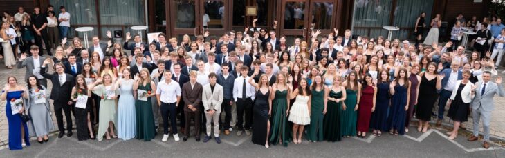 Das Abitur in Händen: Die Absolventen des Beruflichen Schulzentrums in Lauf haben gemeinsam in der Karl-Diehl-Halle gefeiert.