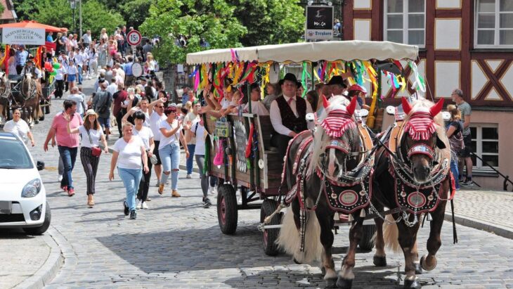 Der Festzug wird wieder zweimal durch Lauf ziehen, so wie es Tradition ist: am Sonntag und am Montag. Möglich machen das Firmen, die ihre Fahrzeuge zur Absperrung zur Verfügung stellen.