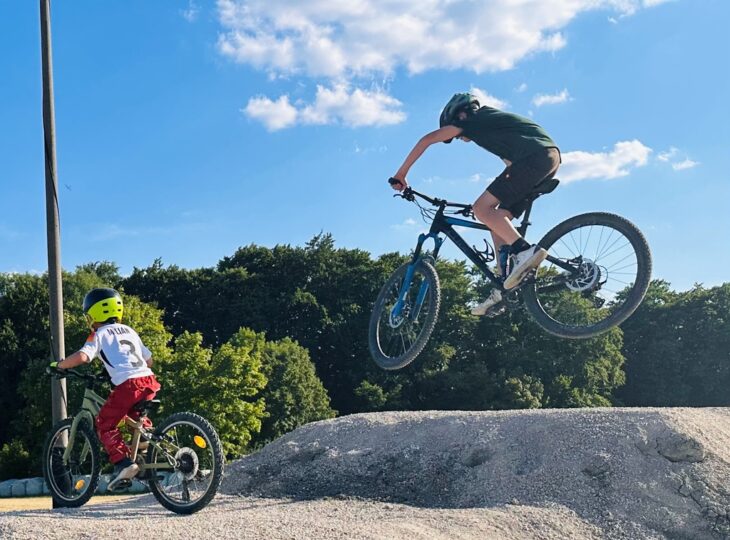 Das Gelände, auf dem sich der Bikepark befindet, gehört der Stadt Altdorf und wurde vom SC Eismannsberg gepachtet.