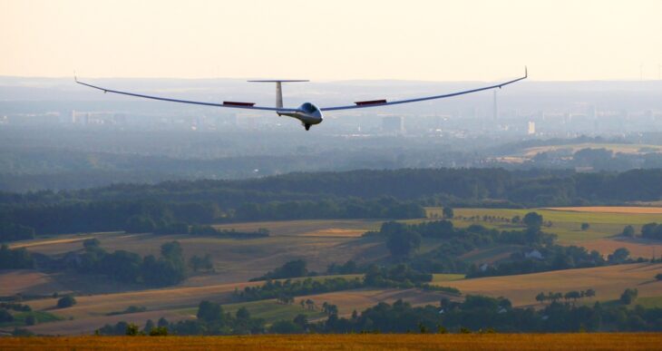 Peter Wimmer in seinem Segelflugzeug vom Typ Ventus 2cxT im Landeanflug auf Lillinghof.