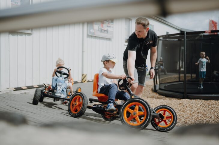 Das Unternehmen hat bei der Jubiläumsfeier ein Retro-Gokart verlost. Der Gewinner erhält das Fahrzeug an seinem Geburtstag.