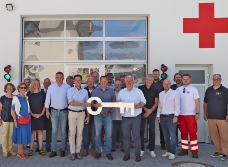 Riesen-Schlüssel zur Einweihung einer Riesen-Fahrzeughalle: Nach gut einem Jahr Bauzeit hat das BRK in Röthenbach das neue Gebäude mit zahlreichen Ehrengästen feierlich in Betrieb genommen.