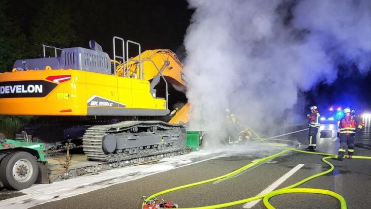 Der Auflieger eines Schwertransporters gerät mitten in der Nacht auf der A9 bei Nürnberg in Brand.