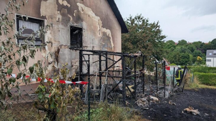 Durch die Flammen wurde das Wohnhaus in Mitleidenschaft gezogen.