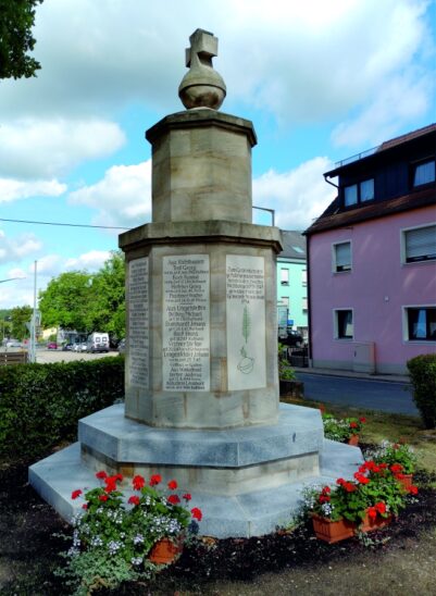 Das Kriegerdenkmal, frisch saniert und um eine Gedenktafel ergänzt.
