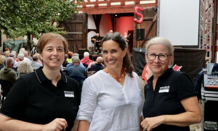 Das neue „Sommer in Lauf“-Team um Ina Gombert (Mitte): Viola Gellings und Nicole Reit (rechts) von arteschock.