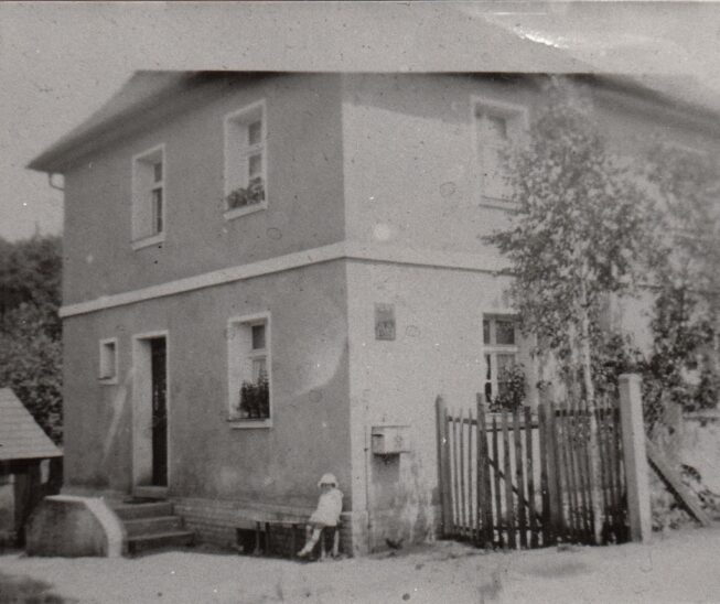 Am 10. November 1930 eröffnete eine Poststelle II des Leitpostamtes Lauf im Anwesen Simon (heute Landrock) am Rollhofer Weg.