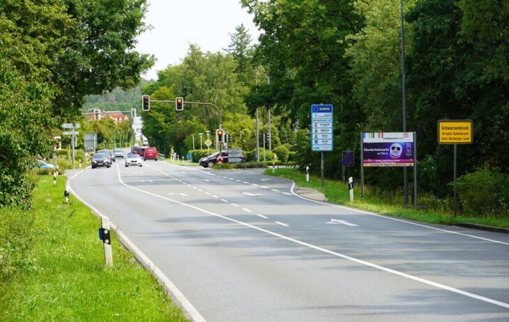 Das Staatliche Bauamt Nürnberg beginnt ab kommenden Montag mit Sanierungsmaßnahmen an der Bundesstraße 8 in den Ortsdurchfahrten von Pfeifferhütte und Ochenbruck. Für die Arbeiten wird die B8 abschnittsweise halbseitig gesperrt.