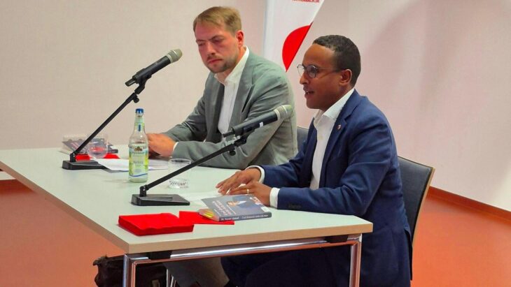 Der Nürnberger OB-Kandidat Nasser Ahmed las in Röthenbach. Der Röthenbacher SPD-Kandidat Tom Jennemann moderierte die Veranstaltung.