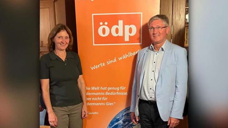 Kreisrätin ist sie schon, nun will sie Landrätin werden: Marianne Badura aus Kirchenreinbach von der ÖDP, hier mit ihrem Bruder Franz Badura, dem 3. Bürgermeister von Amberg.