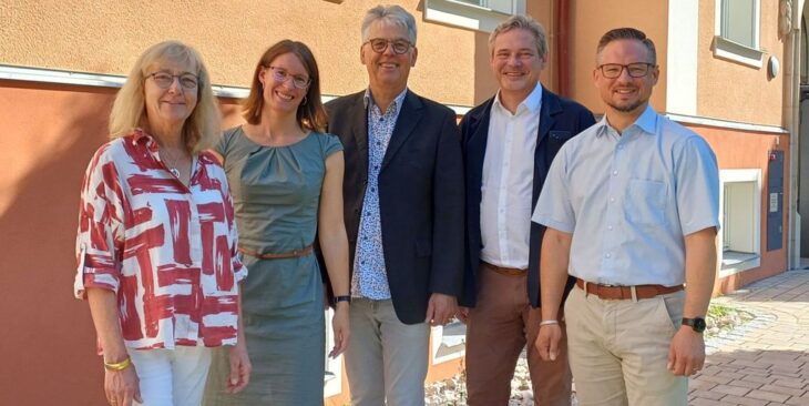 Schulleiterin Susanne Stöcker, Bildungsreferentin Diakonin Tina Dehm, Diakon Christian Oerthel, Fachbereichsleiter Thomas Bärthlein und Landtagsabgeordneter Werner Stieglitz (CSU).