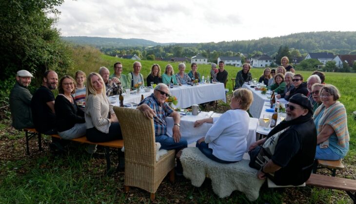 Seit 30 Jahren bei den Grünen, seit 1996 im Altdorfer Stadtrat, Mitglied im Kreistag, zweiter Bürgermeister: Bei einem Sommerpicknick überraschen die Altdorfer Grünen Host Topp (Mitte) mit seiner Ernennung zum Ehrenmitglied.