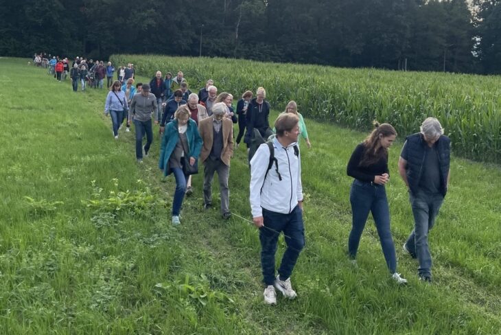 Unter den rund 50 Personen, die sich am Spaziergang der BI Ziegelwiesen beteiligten, waren auch Bürgermeister Martin Tabor und Stadtratsmitglieder.