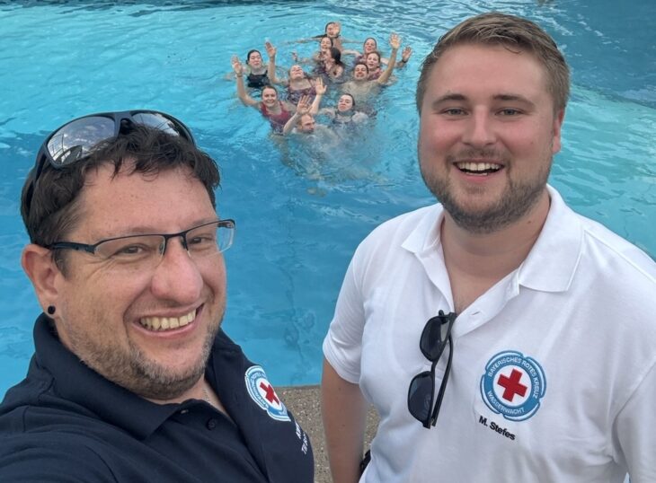Ob am Baggersee oder im Freibad: Till Bohnekamp (links) und Marc Stefes (rechts) haben insgesamt acht Wasserwacht-Ortsgruppen besucht.