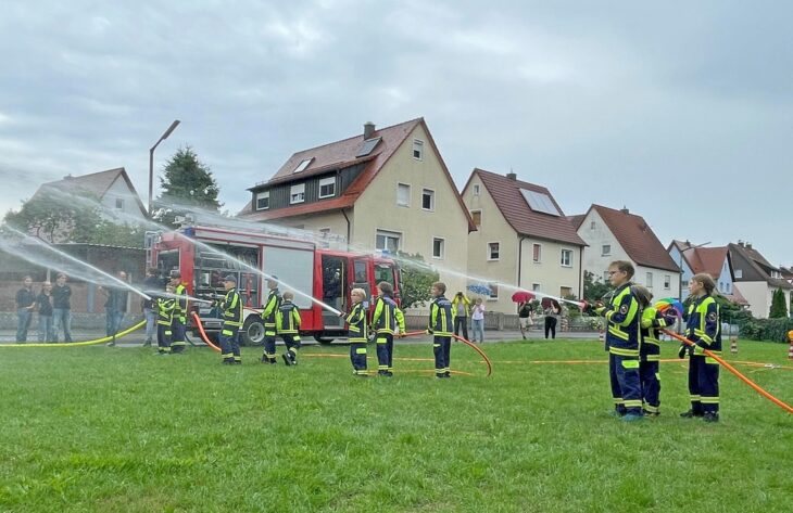 Den Auftakt zu dem Fest machte die Kinderfeuerwehr mit einer Einsatzübung.