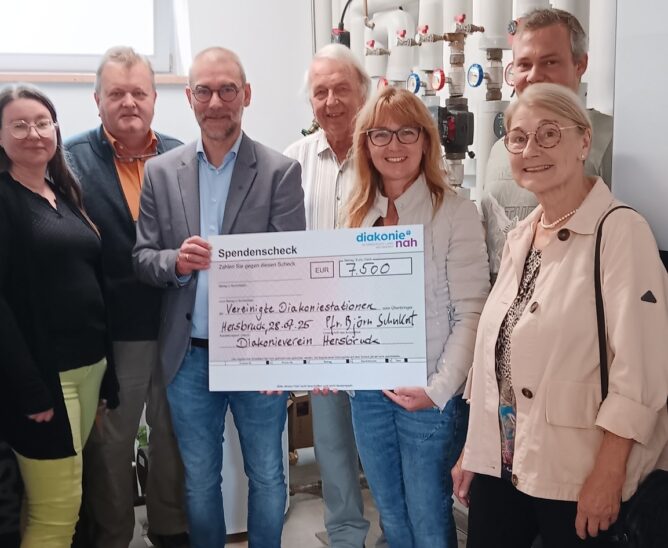 Ilka Kolb (Diakonie NAH), Roland Lämmermann, Pfarrer Björn Schukat, Elke Kaufmann (Vorständin Diakonie NAH), Marcus Niebler (Diakonie NAH) und Ulrike Küchle (v. links) bei der Spendenübergabe.