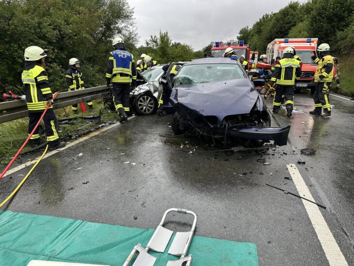 Östlich von Pommelsbrunn sind ein BMW und ein VW frontal auf der B14 zusammengestoßen.